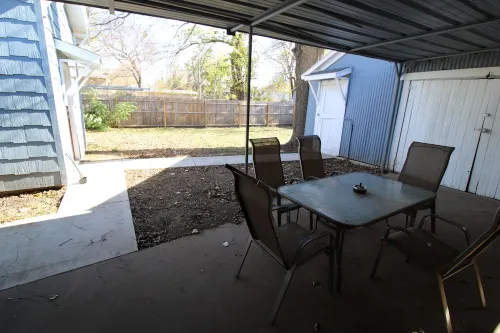 Modern Midtown Home -Dogs OK -Work Desks -Porch Swing -Fully Privacy Fenced Yard