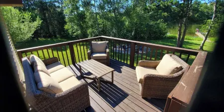 Peaceful retreat on Fawn Lake, local Winery, & minutes from the Dells!