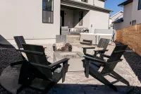 Ski&Tee Mountain Chalet: modern retreat w/ golf simulator, hot tub, & game room