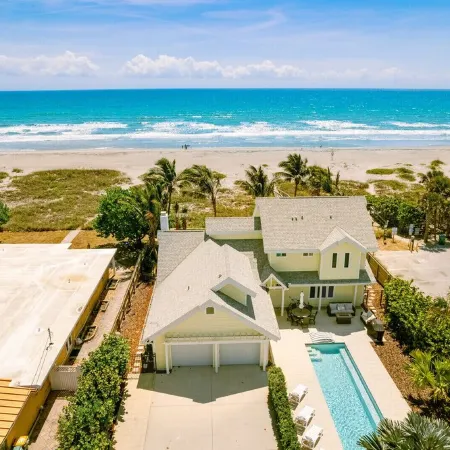 Private Resort! Beachfront Home with Pool & Hot Tub and Five en Suite Rooms