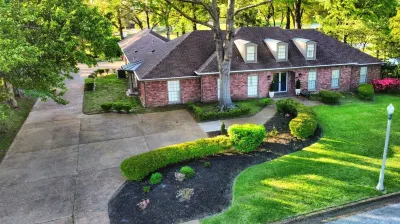 Single story, beautiful and spacious home with a lovely golf course view .