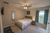 Cheerful 3 bedroom home with pool + grill Hotels in Polk County