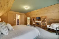 Cozy and Modern Poconos Cabin close to Skytop and Lake Wallenpaupack!