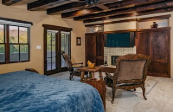 Green Acres Luxury Estate on 4 Acres 8m to Plaza!