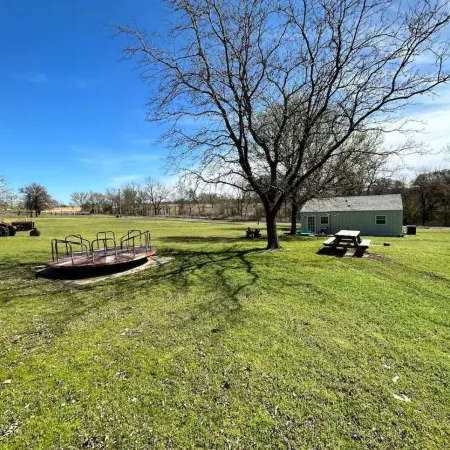 Away from the bustle of the city, close to the lake, perfect for families