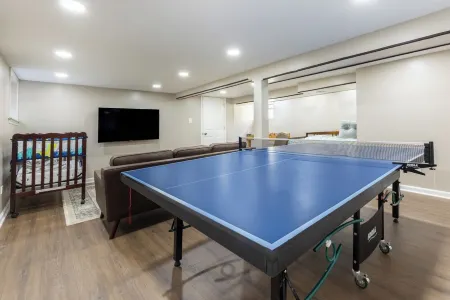 Cozy 4-bedroom house in adorable Evanston with WiFi, AC Отели рядом с достопримечательностью «Университет Нортуэстерн»