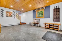 Ursa Major House - Quiet family getaway, minutes from skiing, hiking, biking.