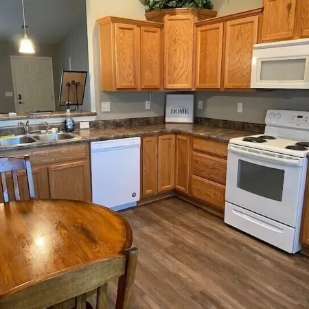 Cozy Broken Arrow Home -- Special Pricing for 30+ day stays!