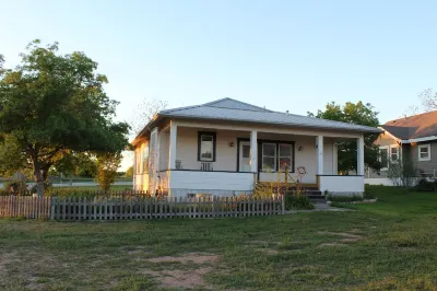 Countryside Farmhouse, backporch breezes, hillside views, and in Walburg! Hotels near Rowan Park