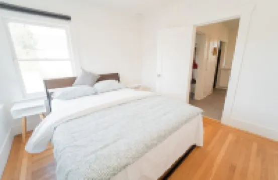 425A- Upper 2B1B Unit Gated Parking near Bart & FW, shops and restaurants