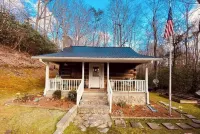 Charming and modernized 1800's Creekside Cabin w/Hot Tub and 5 minutes to I-77