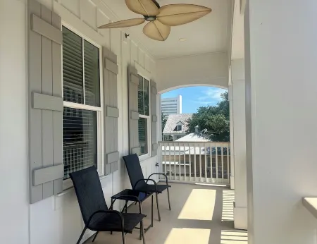 Downtown Darling - 2 beds with balcony near Biloxi Beach & one block to casinos!