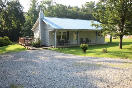 Comfortable lake living, pool access, 3 miles to marina