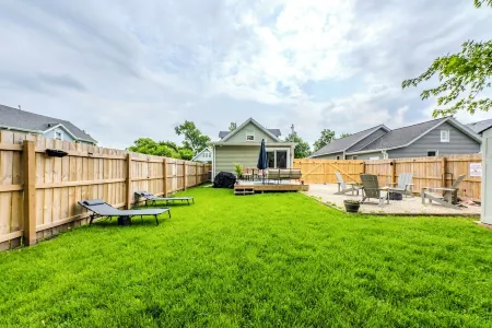 Modern pet friendly house near Starved Rock! Fully fanced yard! Отели в г. Оттава