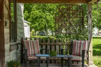 Remodeled Cabin, with creek, super close to Nashville