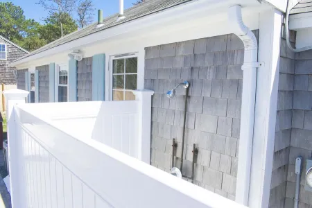 Frank's Cozy Cape Cod Beach Cottage Отели в г. Dennis Port