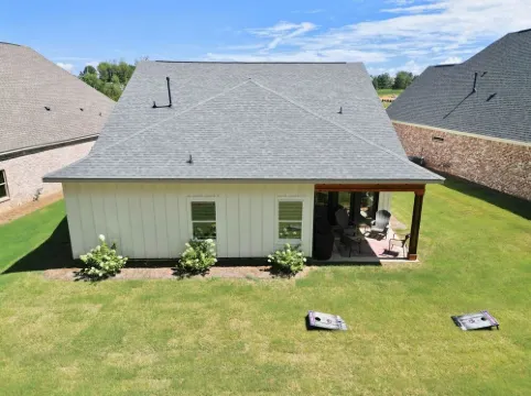 Lots of amenities. Open Floor plan. Perfect for families and groups!