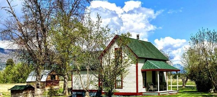 Restored 1909 2 Story Farmhouse minutes from Hamilton Hotels in Ravalli County
