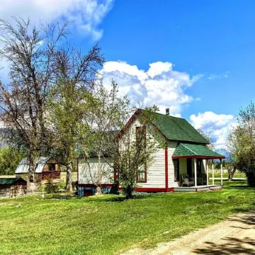 Restored 1909 2 Story Farmhouse minutes from Hamilton