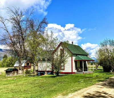 Restored 1909 2 Story Farmhouse minutes from Hamilton Hotels near Calvary Chapel Bitterroot Valley