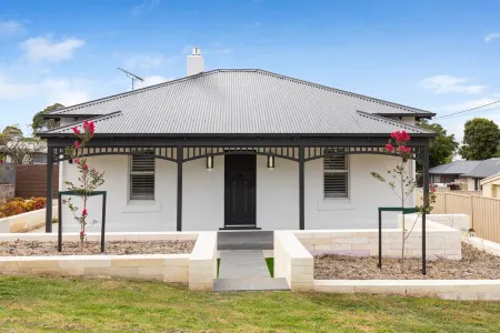 Luxury Cottage Accommodation - Restored/renovated 100 year old cottage Отели рядом с достопримечательностью «Кейв Гарден»