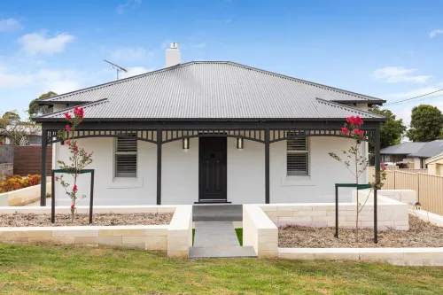 Luxury Cottage Accommodation - Restored/renovated 100 year old cottage