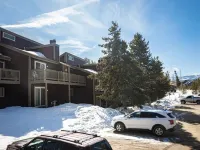 Dog-friendly condo close to Winter Park shuttle with pool, hot tub, tennis, gym Hotels in Fraser