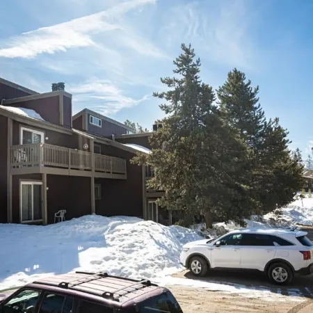 Dog-friendly condo close to Winter Park shuttle with pool, hot tub, tennis, gym