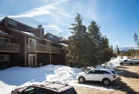 Dog-friendly condo close to Winter Park shuttle with pool, hot tub, tennis, gym