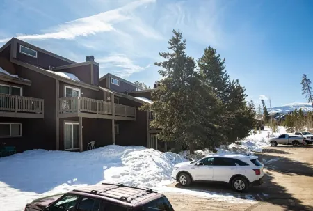 Dog-friendly condo close to Winter Park shuttle with pool, hot tub, tennis, gym