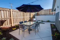 Luxe Hideaway: Private Patio, BBQ, Wineries, 20 Min to Beaches, King Bed