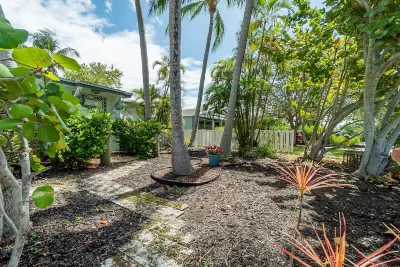 A vacation paradise, minutes from beach & downtown shopping