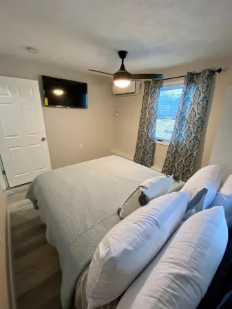 Quaint cottage a short walk from the GTOL strip! Отели в г. Дженива-он--Лейк