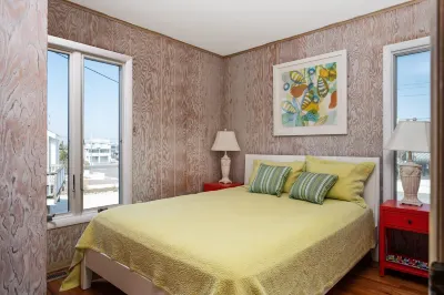 Seascape.  Beautiful ranch one house off the beach. 롱비치 아일랜드 도서관 주변 호텔