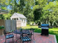 Charming, newly renovated house, a few steps from bike path. Hotels near Sea View Park