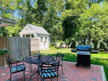 Charming, newly renovated house, a few steps from bike path. Отели рядом с достопримечательностью «Парк Си Вью»