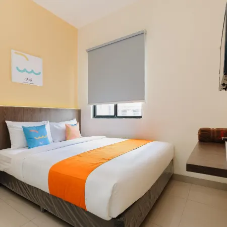 Sans Hotel Max Living Cengkareng Отели рядом с достопримечательностью «Мол Таман Палем»