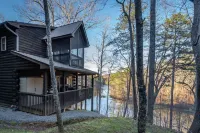 Beautiful Lake Front Log Cabin with Dock