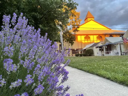 Renovated Victorian Home 5 mins walk to Beach and Asbury Park 6 beach tags Отели рядом с достопримечательностью «Ошен Гров Бич»