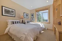 3 BR 2 BA Ski-in & Ski-out, 50 steps to ski run, unbelievable location!