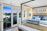 Relaxing 4 bed, 4 bath, + private studio lakefront home on Lake Stevens! Hotels in Snohomish County