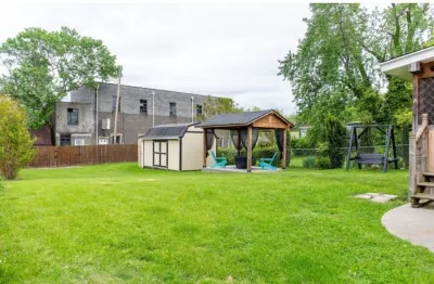 Dog friendly home - large backyard - gas fire pit - 5 mins to downtown or casino