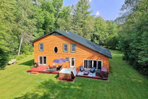 Spacious 4BR / 5 Bath Home - Hot Tub / Pool Table / Ample Private Outdoor Space!