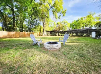 3-bedroom house in charming Ocala with AC, WiFi.Located in the heart of Ocala Hotels near Adena Golf and Country Club