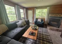 Cozy 3 BR Treetop condo mins walk to slopes