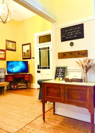 Circa 1900 Farmhouse Cottage - Pond - King Bed - Fenced - 8 Miles to Brenham