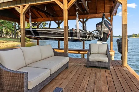 Luxury Cabin, 500’ Lake Front, 3 Acre Property on Lake Bob Sandlin!