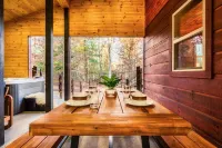 Romantic Cabarn w/ HotTub Lounge - Located on BSF!