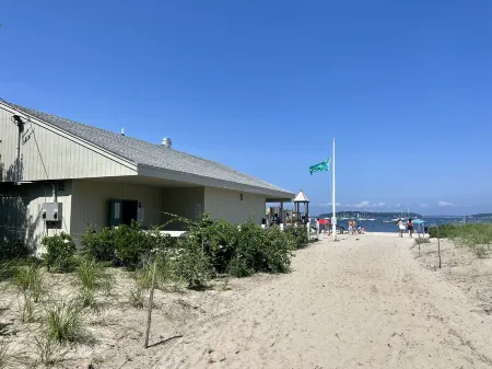 Ocean views 30 Steps to Willard Beach! Amazing location 7 min to Portland.Unit 2