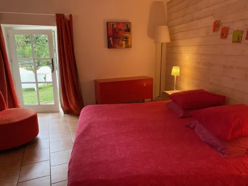 Charming house with large heated pool Hotels in Verneuil-sur-Indre